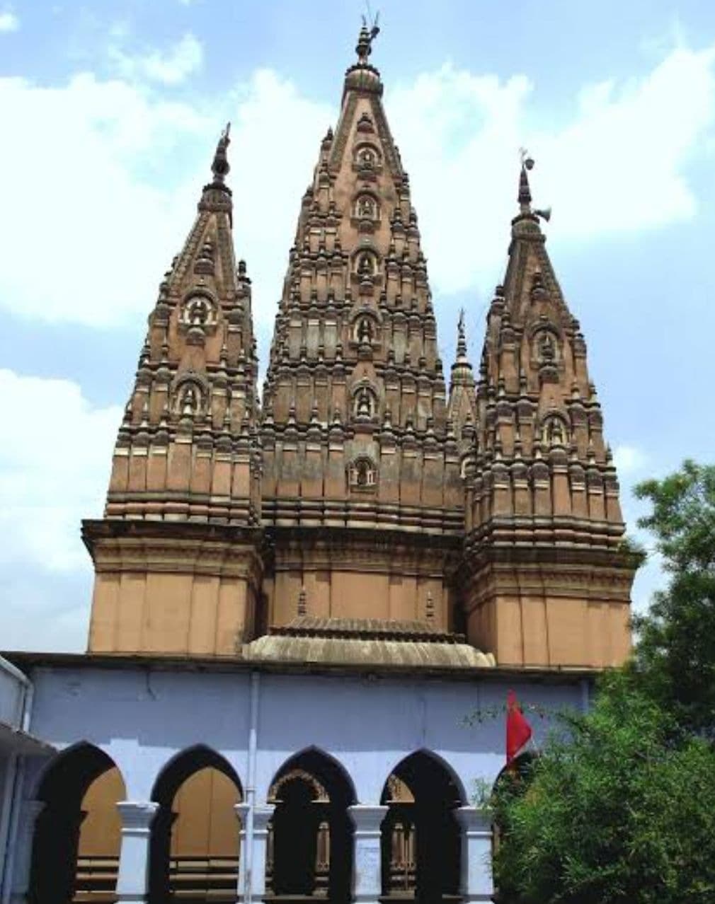 पंच मंदिर में अवैध वसूली पर फूटा श्रद्धालुओं का आक्रोश, कार्रवाई की मांग को लेकर उपायुक्त को सौंपा ज्ञापन