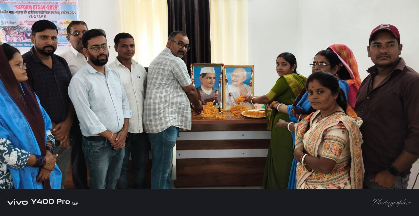 गांधी-शास्त्री जयंती पर मुखिया ने किया माल्यार्पण, स्वच्छ पंचायत का लिया संकल्प