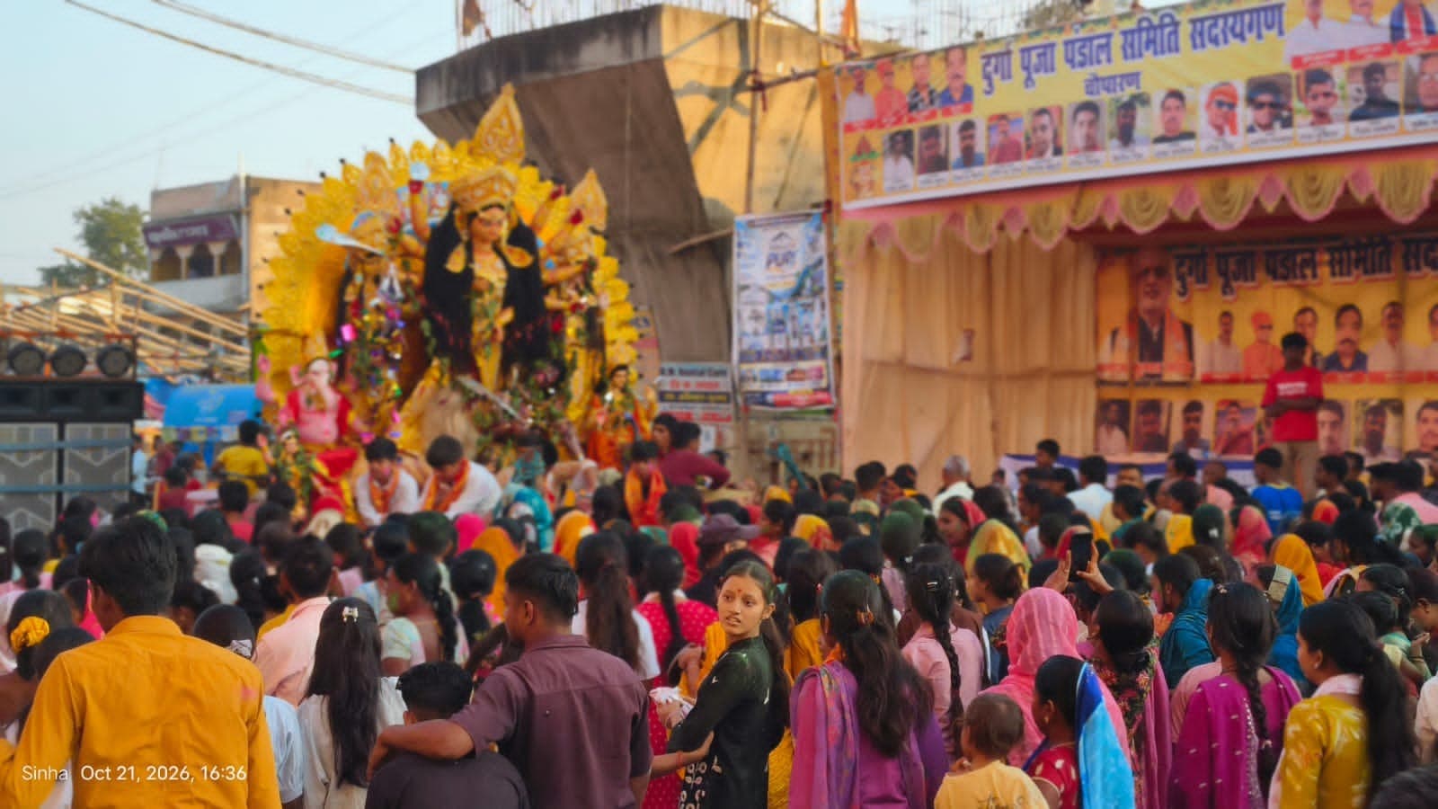 सिंदूर खेला के साथ मां दुर्गा को दी गई विदाई, अगले बरस फिर आने की कामना