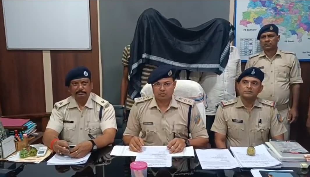देवघर पुलिस ने चोरी की घटना का किया खुलासा, चोरी के सामान के साथ तीन आरोपी गिरफ्तार