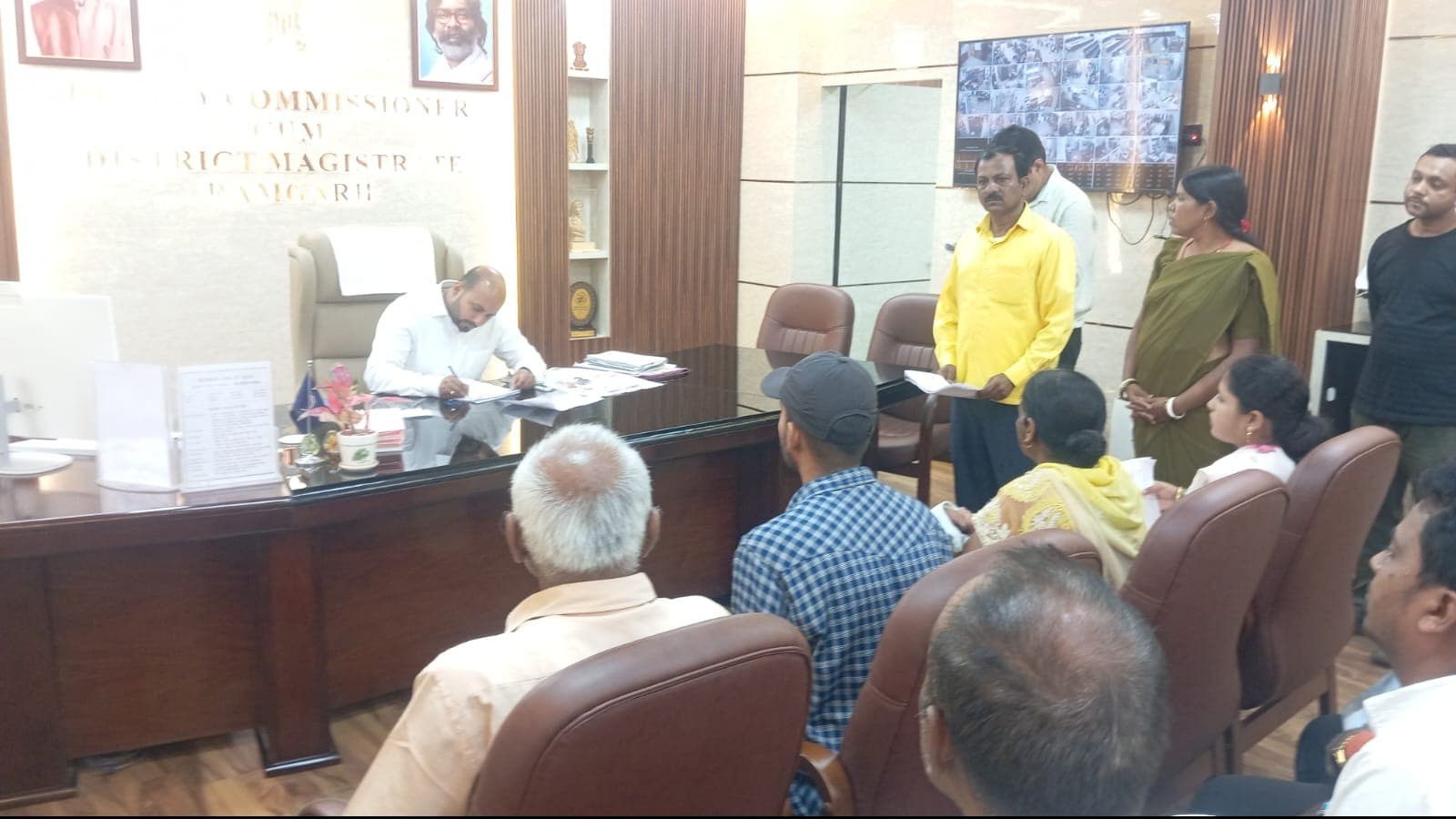 जनता दरबार में उमड़ी फरियादियों की भीड़, उपायुक्त ने सुनीं जनसमस्याएं