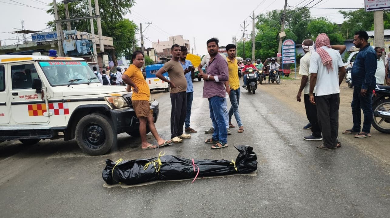 बायपास रोड पर शव रखकर सड़क जाम, परिजनों ने की कार्रवाई और मुआवजे की मांग