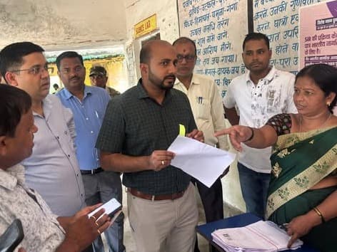  SIR-2026 के तहत संतोषजनक कार्य नहीं करने वाले मतदान केंद्रों का जिला निर्वाचन पदाधिकारी सह उपायुक्त ने किया निरीक्षण