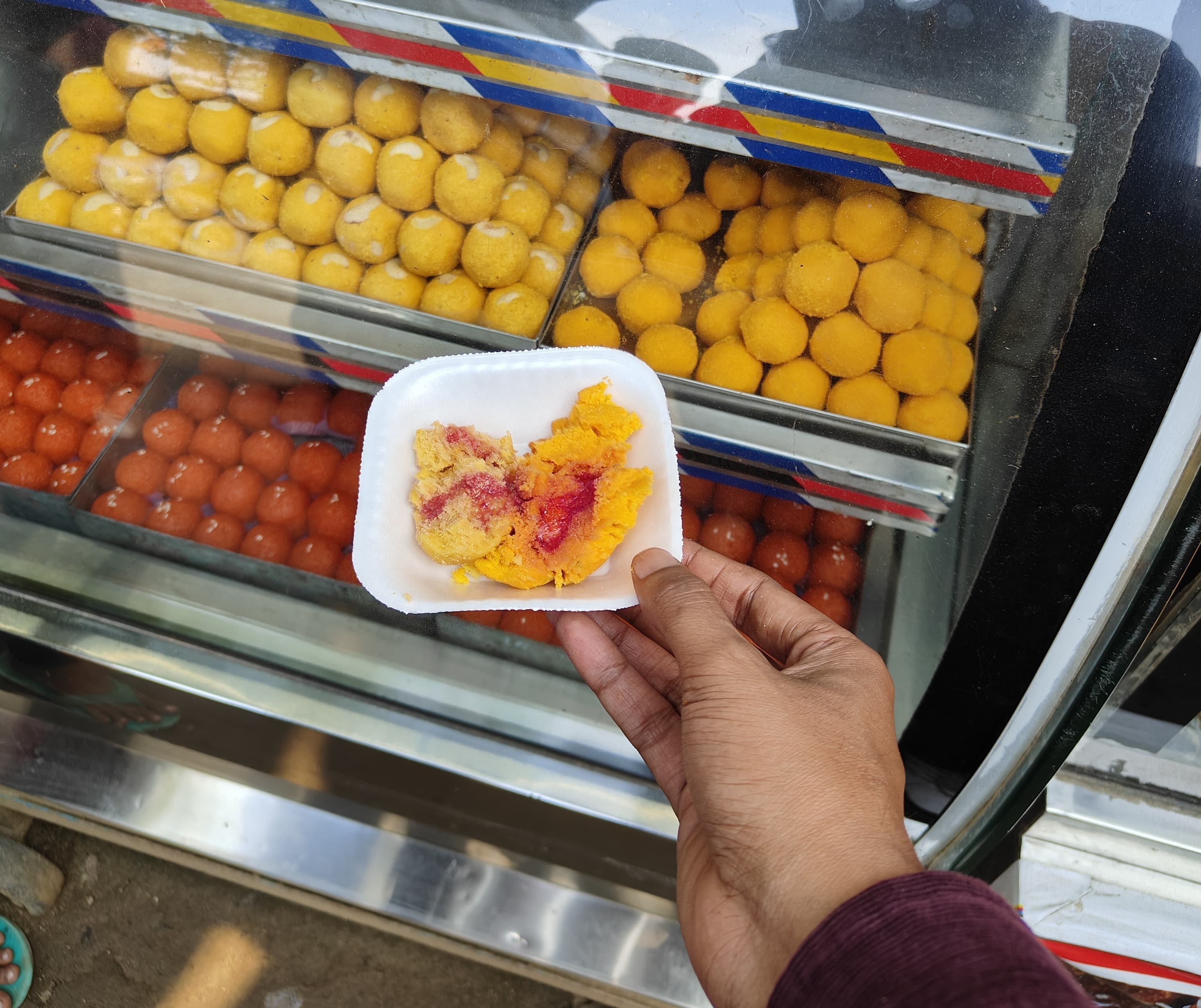 लड्डू-गुपचुप में प्रतिबंधित रंग मिला, सभी दुकानों की जांच मांग