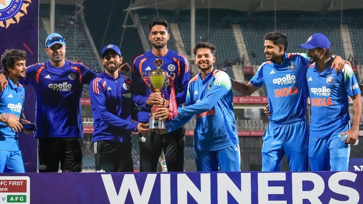 गिल ने दिखाई दरियादिली, युवा खिलाड़ियों को सौंपी ट्रॉफी; ब्रार, दुबे और प्रिंस यादव को मिला सम्मान