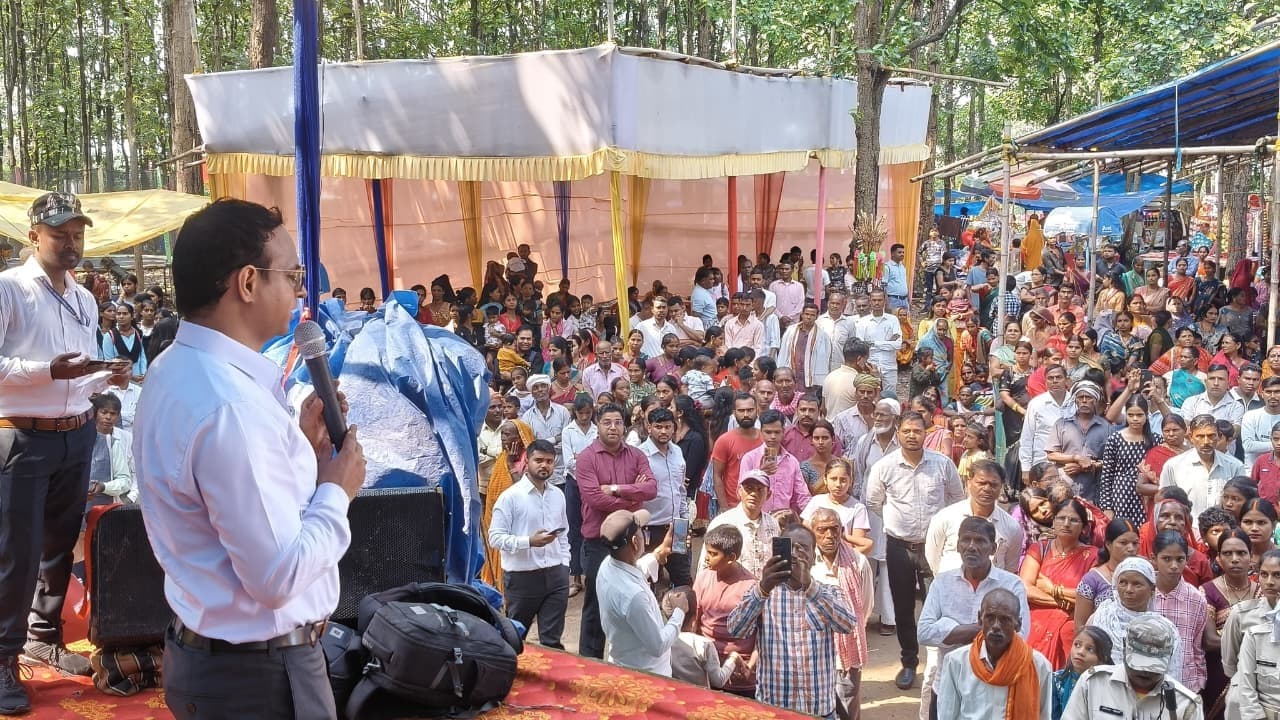 दूधमटिया में उपायुक्त ने पेड़ों को राखी बांधकर दिया संदेश