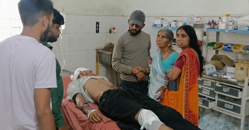 बाइक से गिरकर बाइक सवार घायल, रेफर