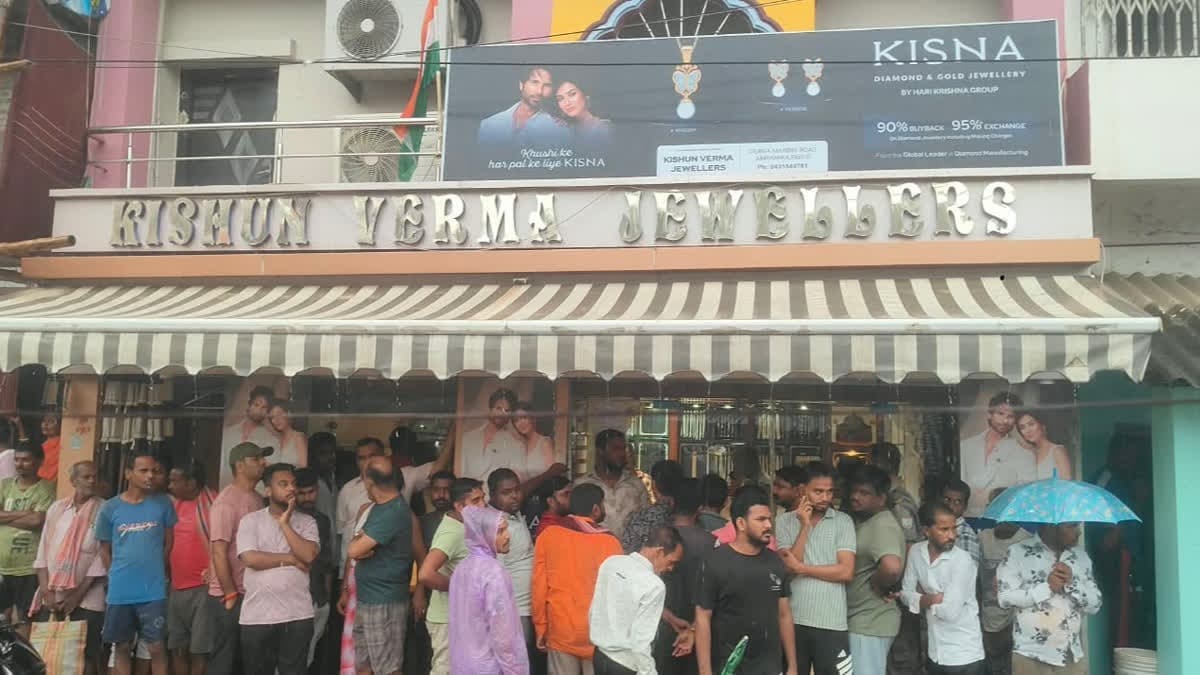 अमड़ापाड़ा में दिनदहाड़े ज्वेलरी दुकान में लूट, तीन नकाबपोश बदमाशों ने की फायरिंग