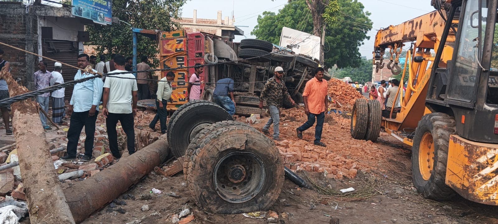 ब्रेक फेल होते ही बेकाबू हुआ कोयला लदा ट्रक, खलासी की मौत; घर और वाहन भी चपेट में आए