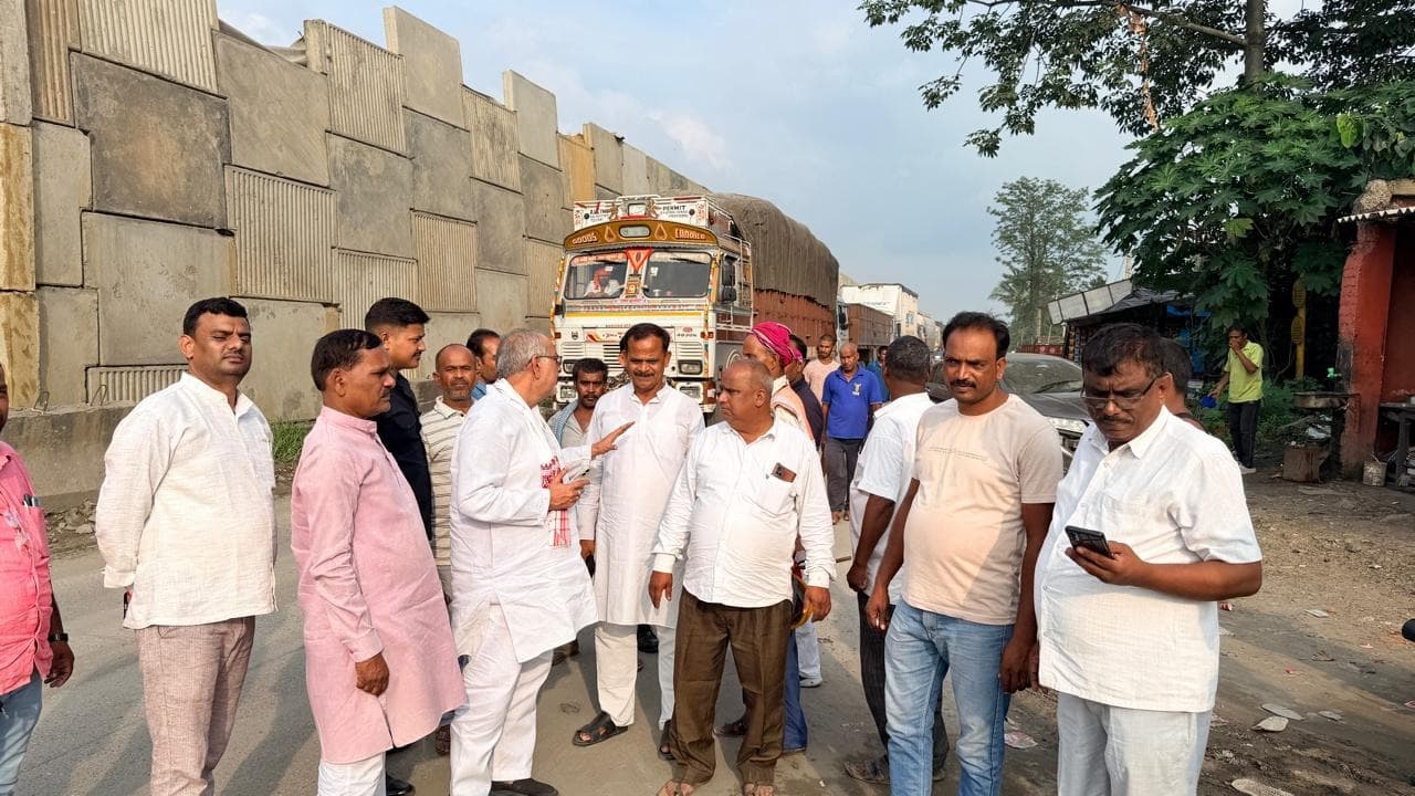 विधायक मनोज कुमार यादव के अल्टीमेटम का असर, महुदी सड़क जाम पर शुरू हुआ काम