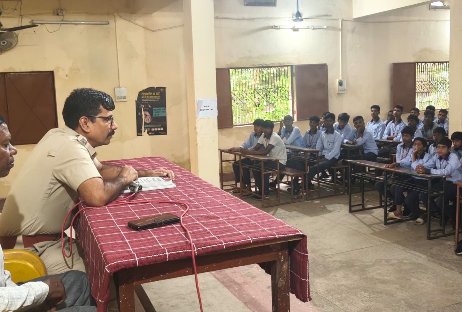 अमृतनगर हाई स्कूल में पुलिस का जागरूकता कार्यक्रम, छात्रों को नए कानून और साइबर फ्रॉड से बचाव की दी जानकारी