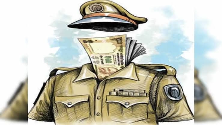 रिश्वत लेते गिरफ्तार महिला थाना प्रभारी सपना सुलेखा को लाया गया कोर्ट