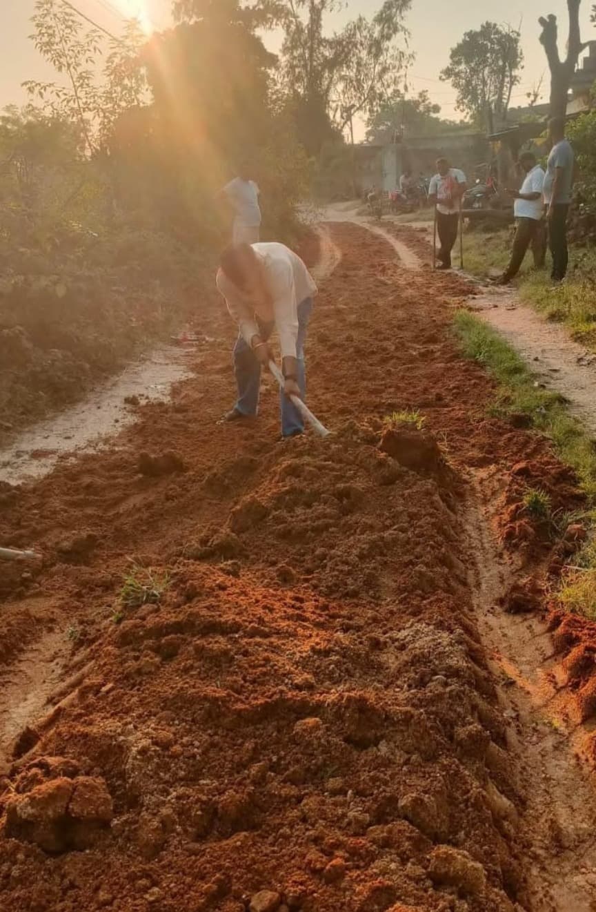 प्रशासन की अनदेखी से तंग आकर बरही के  धनवार पंचायत के युवाओं ने खुद संभाली कमान, चंदा और श्रमदान से संवारी श्मशान घाट की सड़क