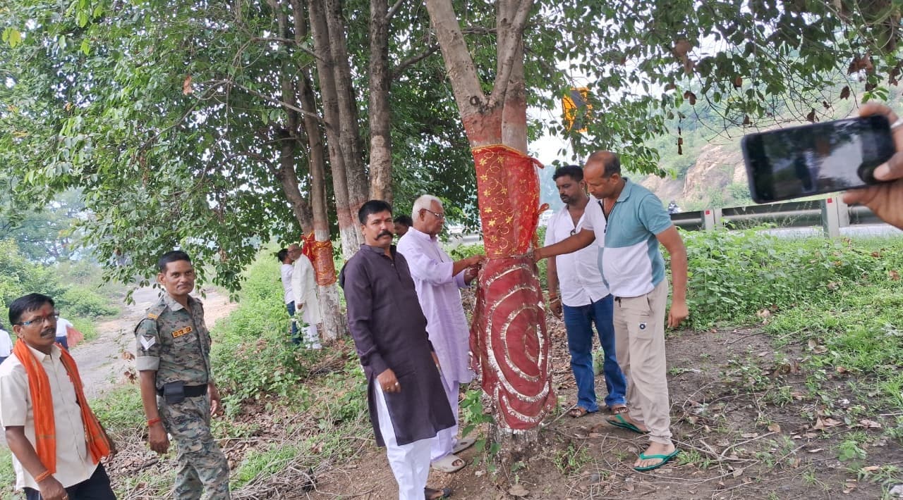 चरही घाटी स्थित नन्हें हनुमान मंदिर में हुआ सामूहिक हनुमान चालीसा पाठ, मंदिर समिति का गठन