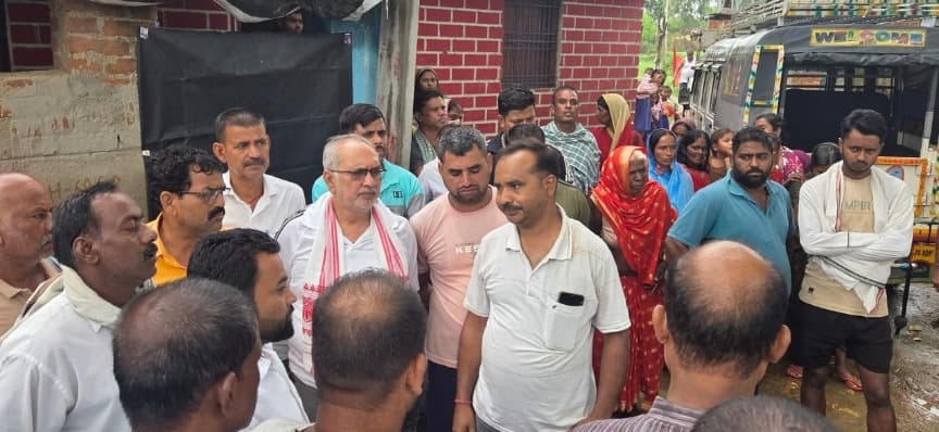 सिक्किम टनल हादसे में मृत जागेश्वर ठाकुर के परिजनों से मिले विधायक मनोज कुमार यादव, मुआवजे का दिलाया भरोसा