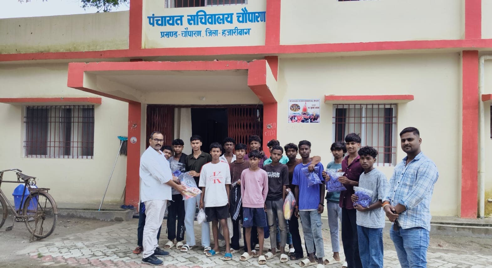 खिलाड़ियों के बीच फुटबॉल व जर्सी का वितरण, खेल प्रतिभाओं को मिलेगा प्रोत्साहन