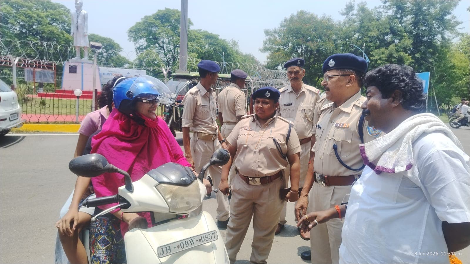 सेक्टर-6 पुलिस ने अनोखे अंदाज में चलाया सड़क सुरक्षा जागरूकता अभियान