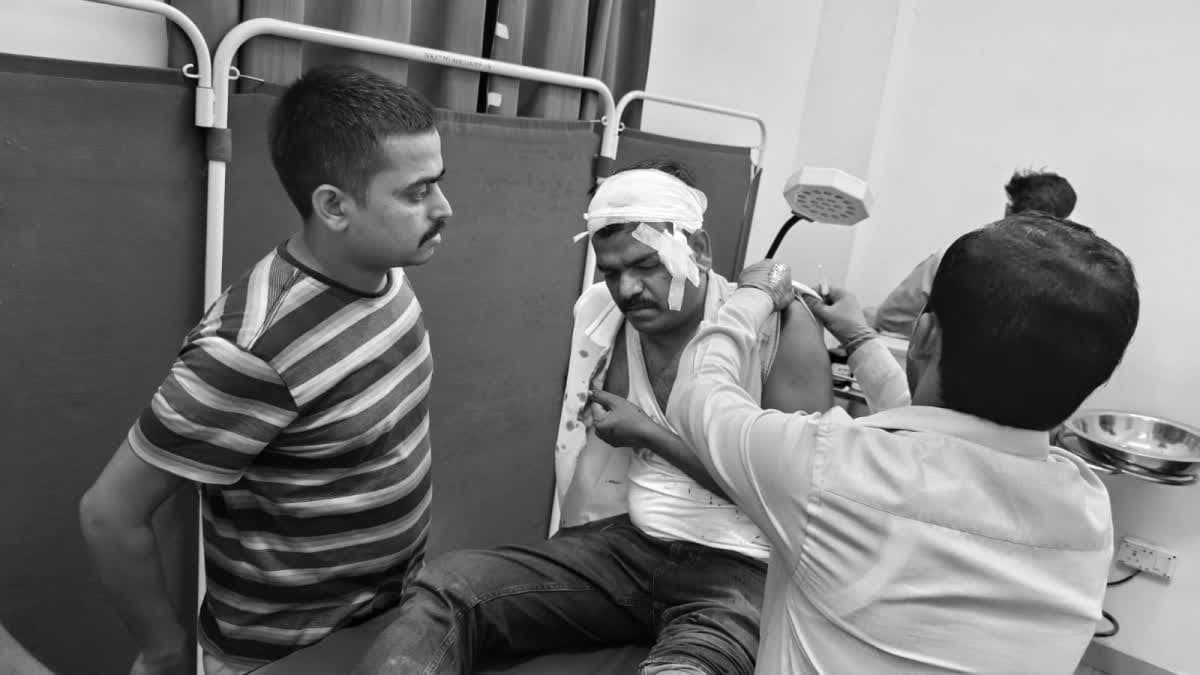 प्रेमी जोड़े को बचाने पहुंची पुलिस टीम पर ग्रामीणों का हमला, थाना प्रभारी घायल