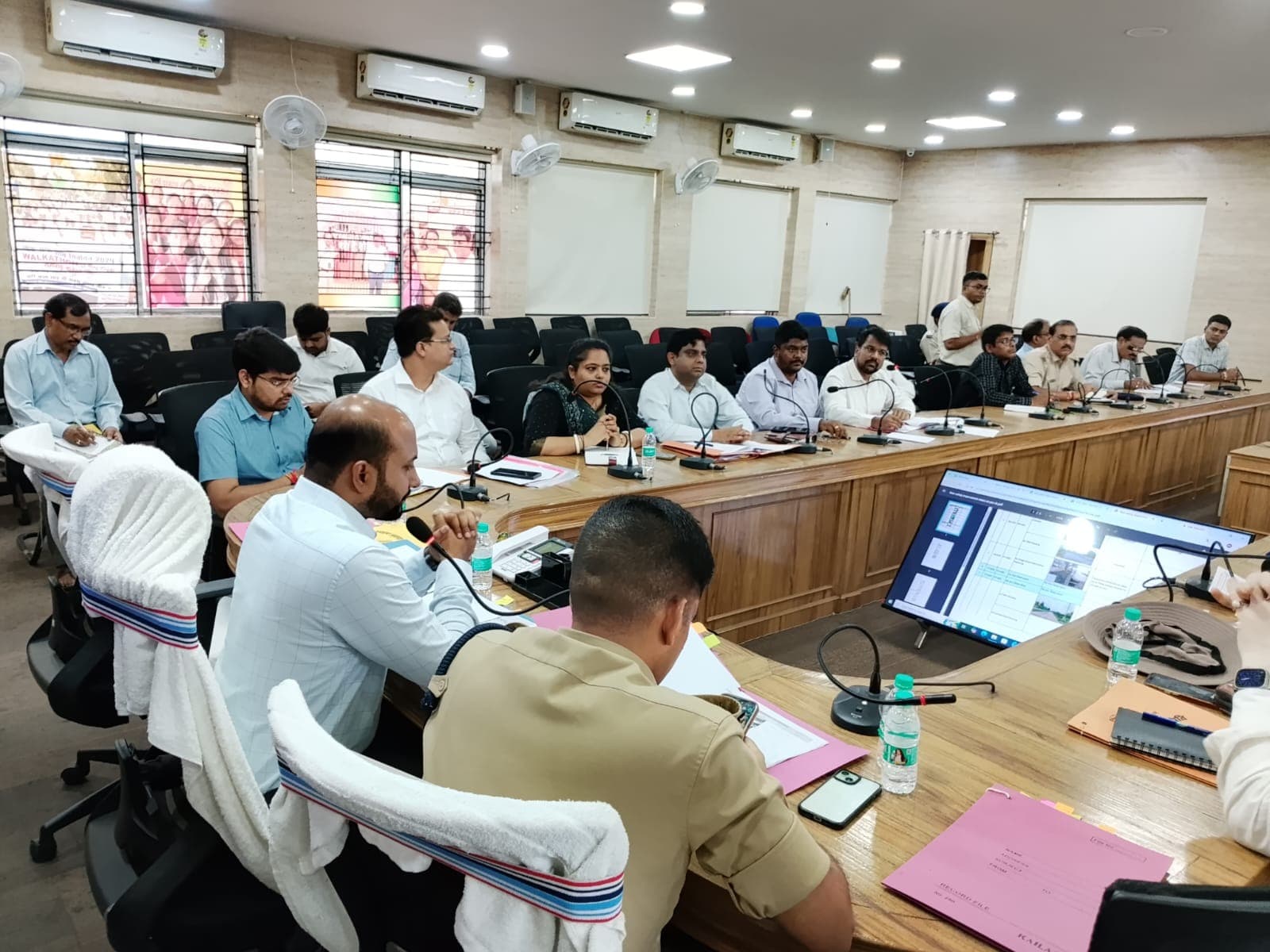 विभिन्न अधिनियमों के तहत हो रहे कार्यों की उपायुक्त ने की समीक्षा