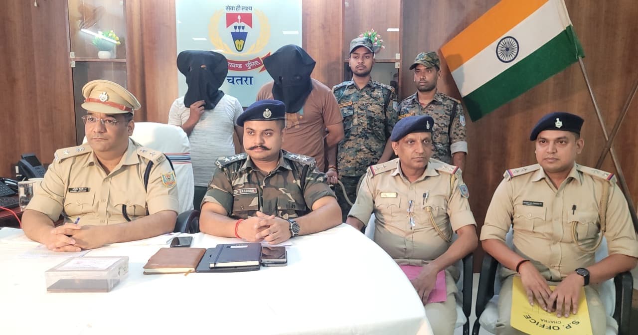 चतरा पुलिस की बड़ी कार्रवाई: प्रिंस खान गिरोह के दो मुख्य सहयोगी गिरफ्तार, हवाला से जुड़े तार