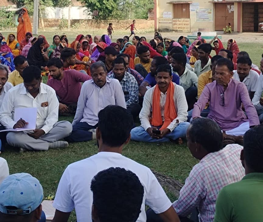 जर्जर सड़क से भड़के ग्रामीण:  रोड नहीं तो वोट नहीं का दिया नारा