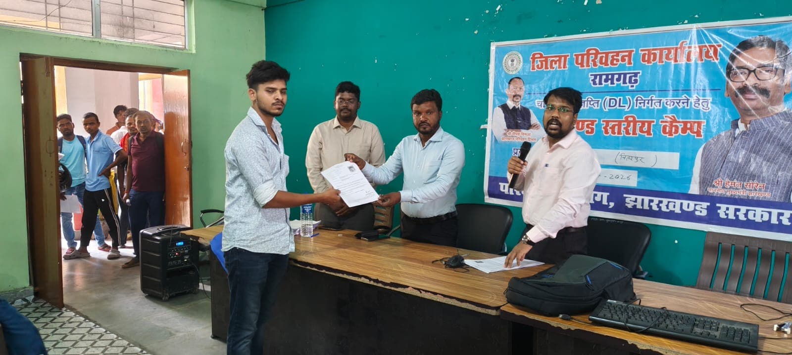 चितरपुर में विशेष ड्राइविंग लाइसेंस कैंप सफल, 83 में से 47 आवेदक परीक्षा में हुए सफल