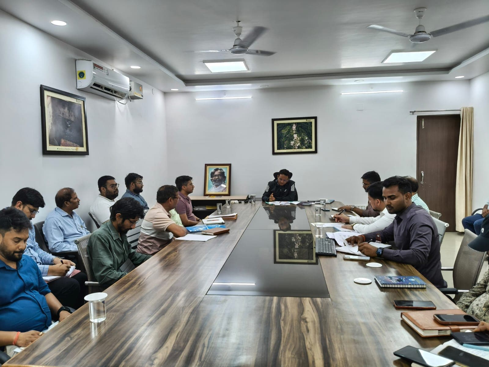 नगर निगम की समीक्षा बैठक में उपायुक्त ने दिए सख्त निर्देश, जलजमाव और टैक्स वसूली पर जोर