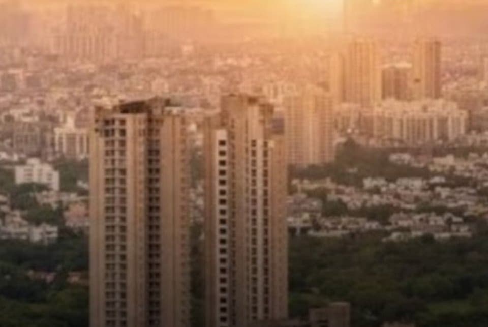 शहर बढ़ता गया, जमीन घटती गई! अब नोएडा के विकास पर मंडराया बड़ा सवाल