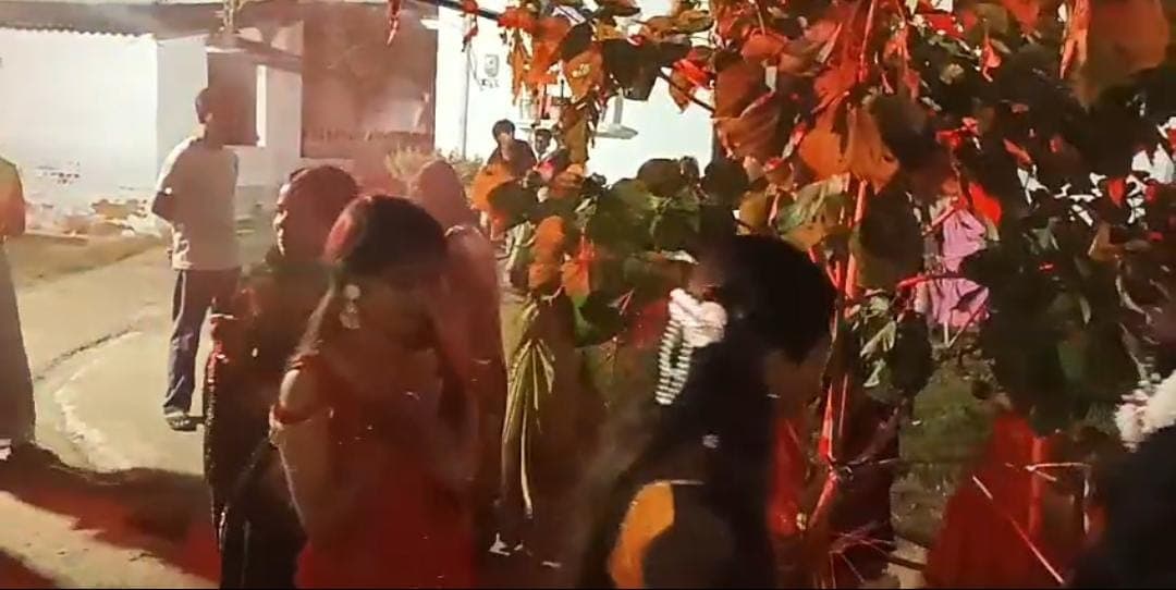 करमा गीतों में गूंजा भाई-बहन के प्रेम का संदेश, आधुनिकता के रंग में भी सजी लोक परंपरा