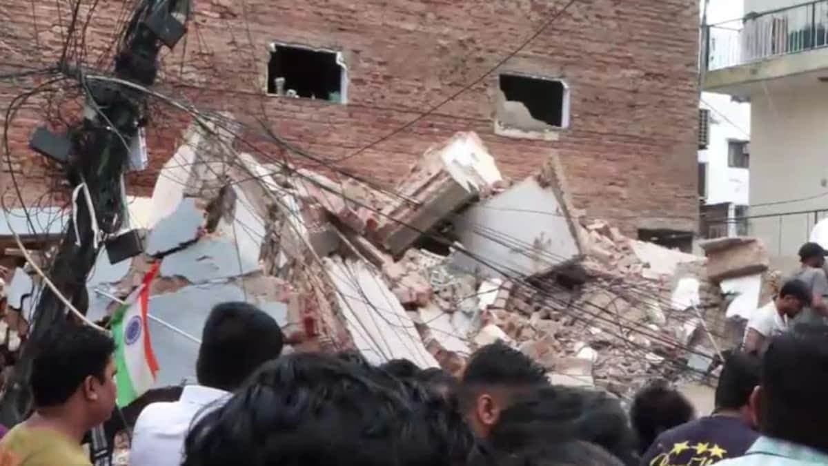 सत्य निकेतन में पांच मंजिला इमारत भरभराकर गिरी, मलबे में दबे छात्रों को बचाने के लिए रेस्क्यू जारी