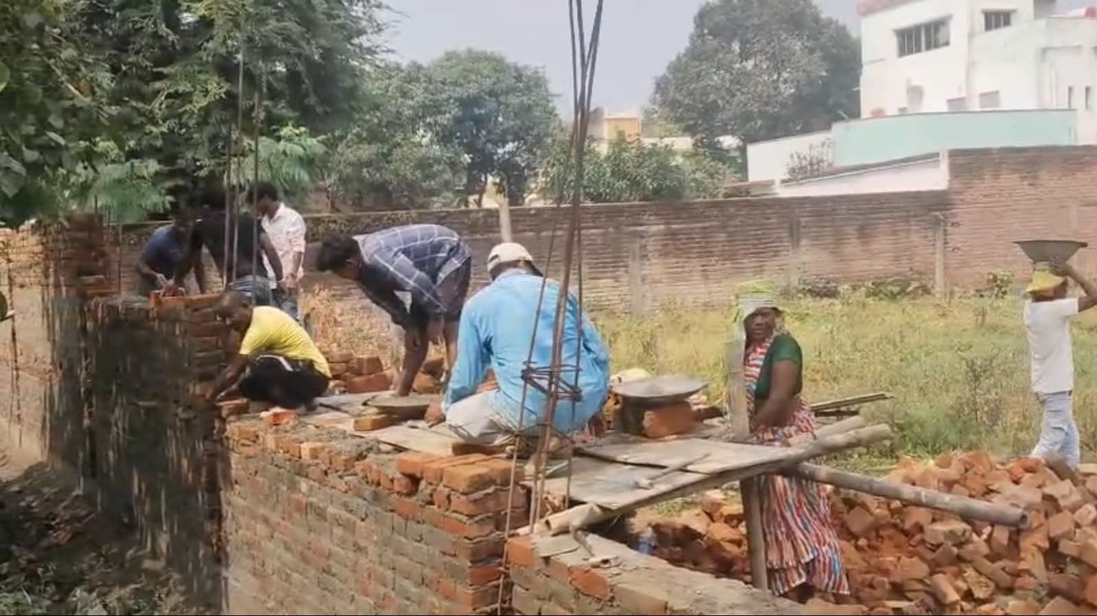खास महल जमीन पर फिर उठ रही पक्की दीवार!