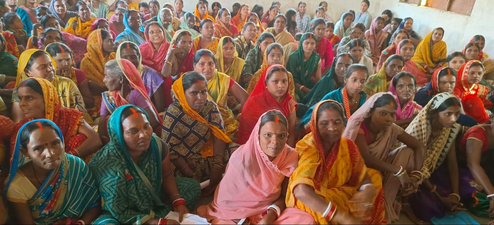 सदर प्रखंड के पाठकहीर में बड़ी संख्या में महिलाओं ने थामा कांग्रेस का दामन