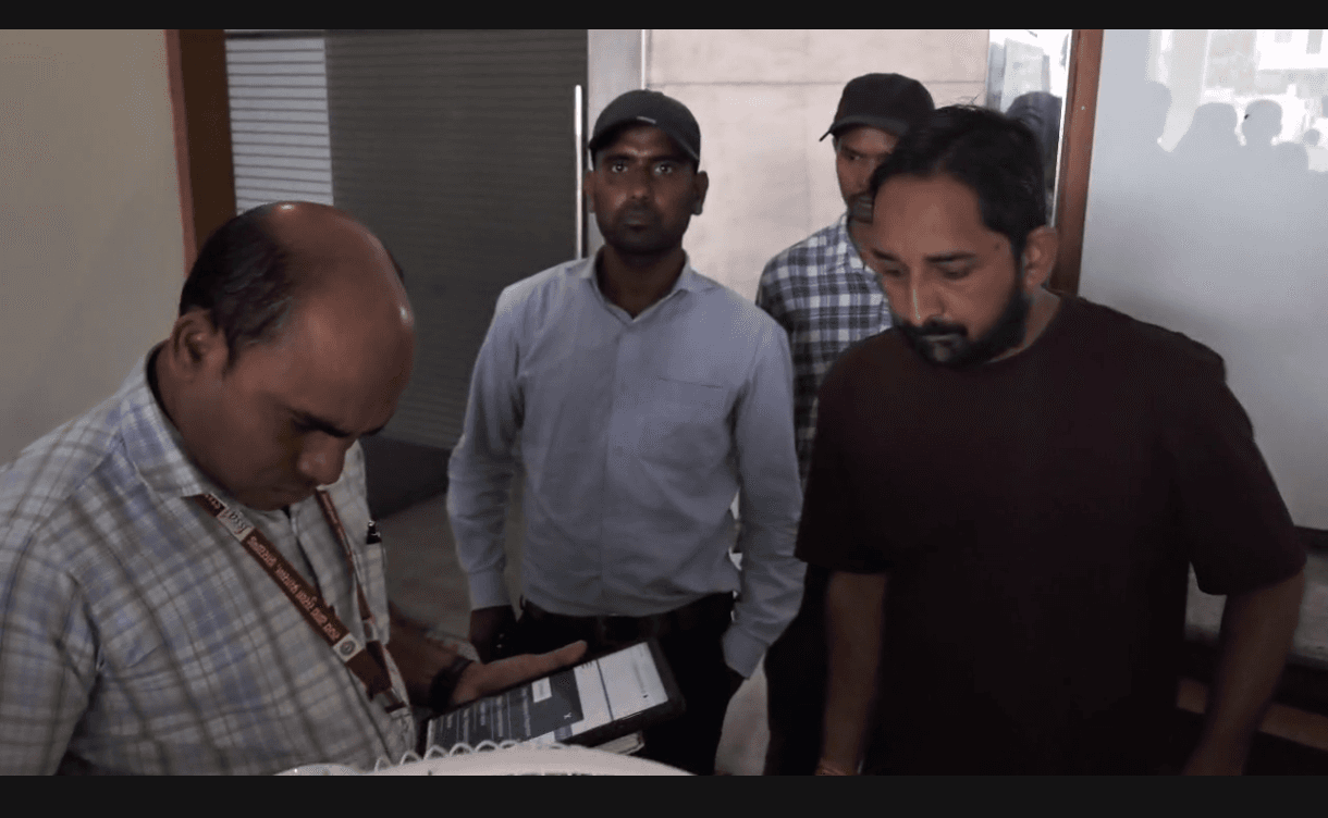 होटल विनायक की रसोई में मिले कॉकरोच!