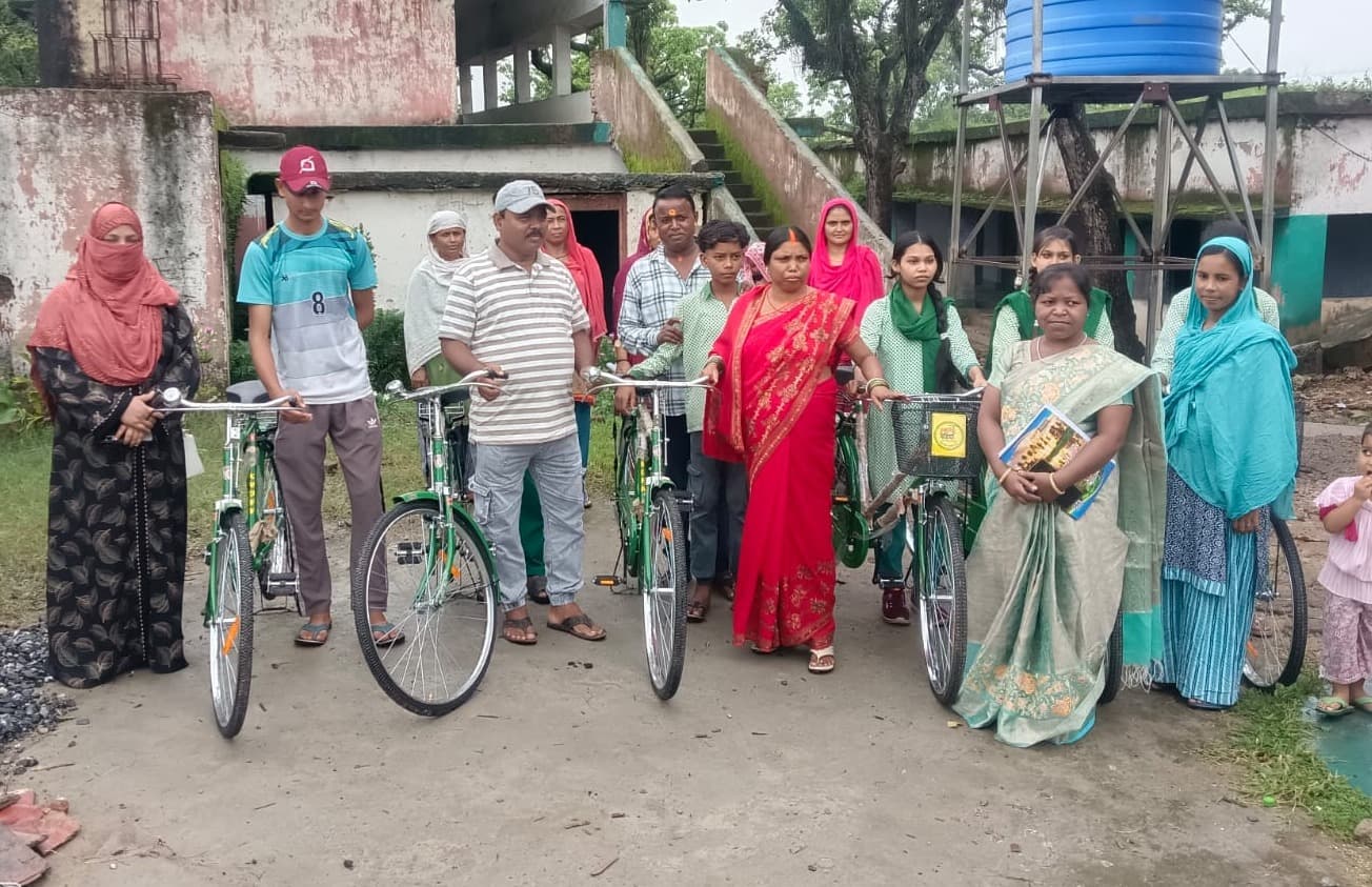 उर्दू मध्य विद्यालय में 6 बच्चों को मिली साइकिल 