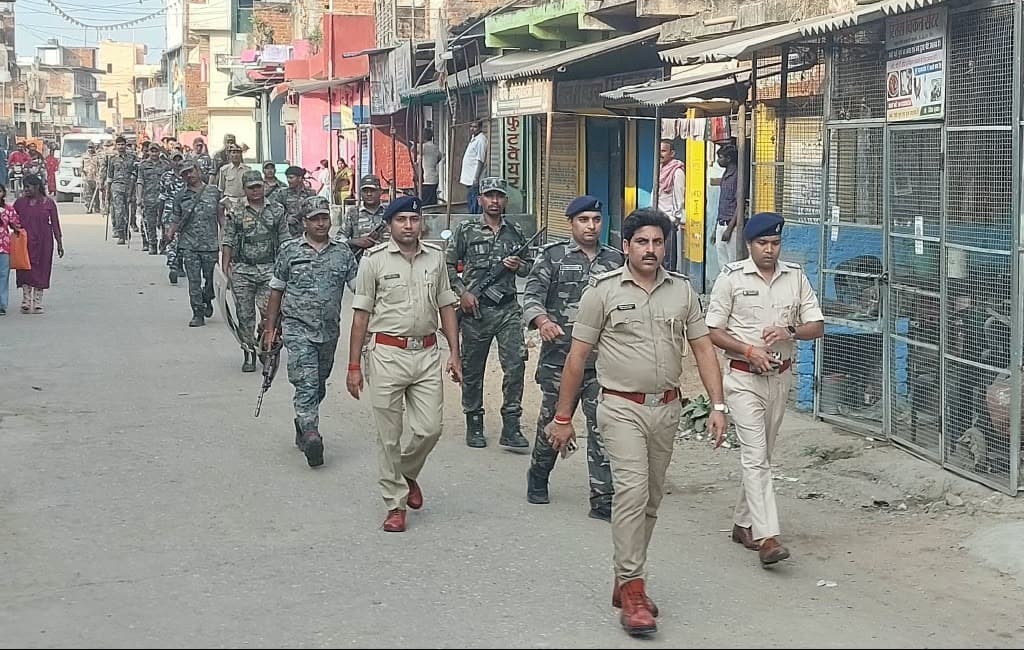 दुर्गा पूजा को लेकर बड़कागांव में थाना प्रभारी दीपक कुमार सिंह के नेतृत्व में निकला फ्लैग मार्च