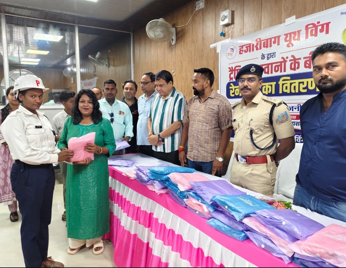 हजारीबाग यूथ विंग ने ट्रैफिक पुलिस जवानों को बांटे रेनकोट, सेवा और सम्मान का दिया संदेश
