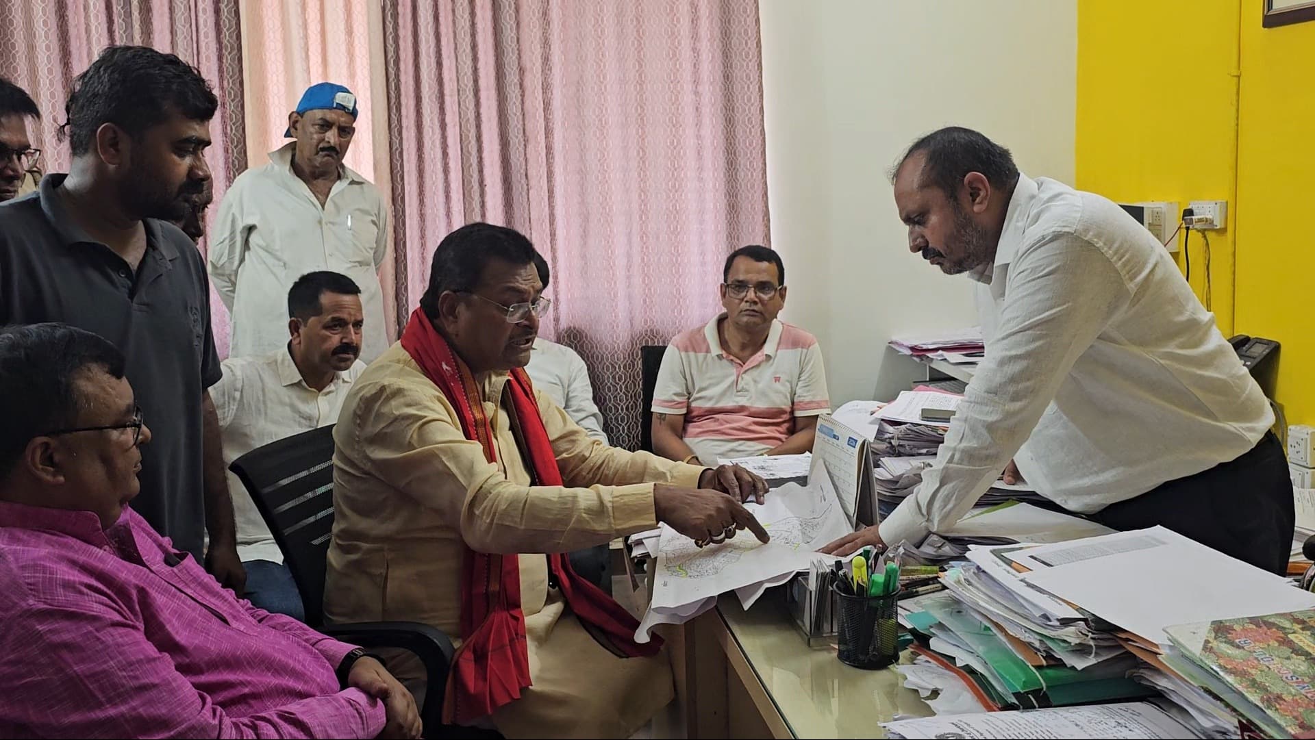 जमीन विवाद पर गरमाई राजनीति, सांसद ने सीओ को घेरा