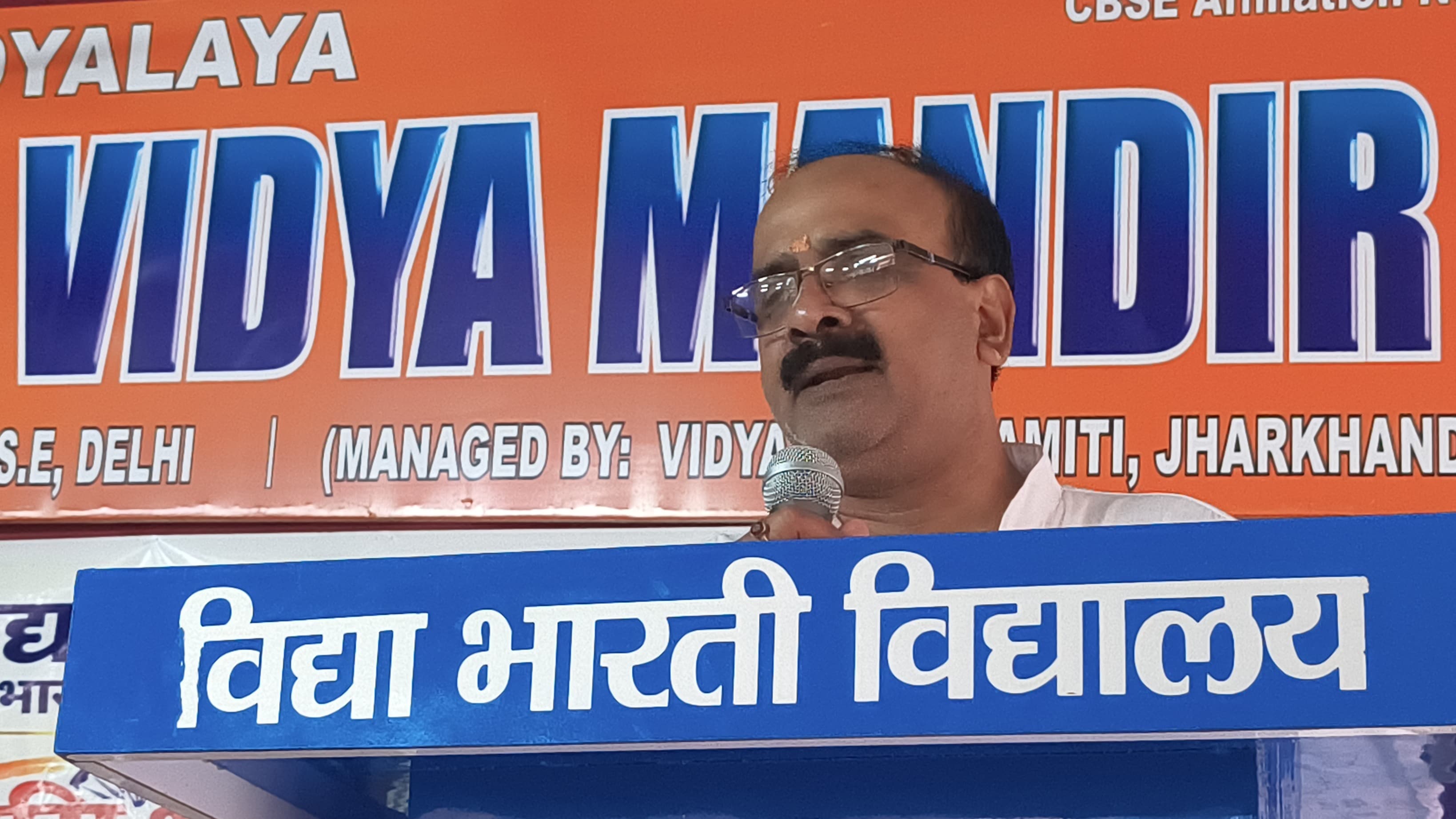 वंदे मातरम के सामूहिक गायन से गूंजा सरस्वती शिशु विद्या मंदिर कुम्हारटोली परिसर