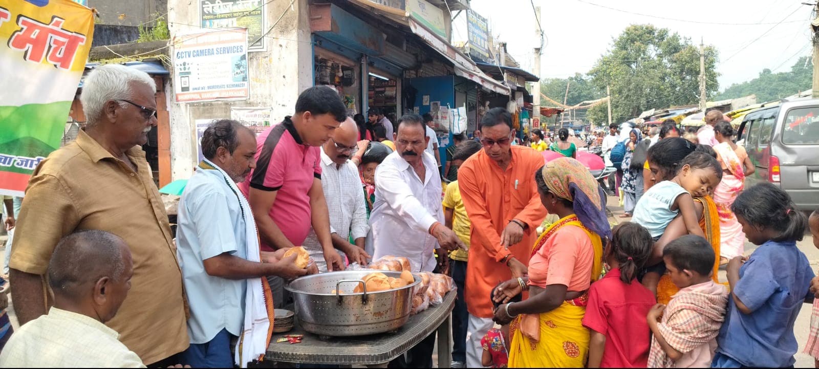 राष्ट्रीय सेवा मंच ने जरूरतमंदों के बीच बांटी पाव भाजी, 11 वर्षों से जारी है भोजन सेवा