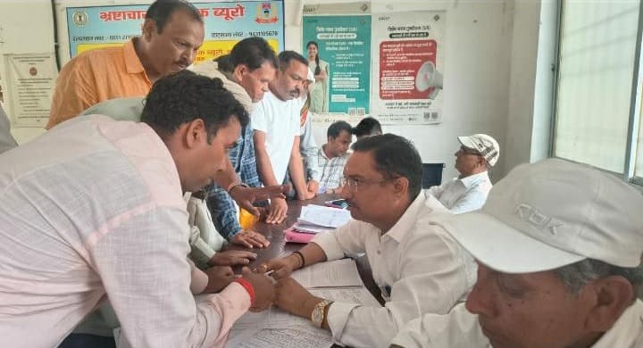 सड़क परियोजना के प्रभावित रैयतों के लिए चौपारण में मुआवजा शिविर, बड़ी संख्या में पहुंचे ग्रामीण