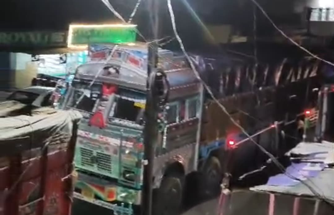 'कोयले की धूल में घुट रही ज़िंदगी'... रातभर दौड़ते ट्रकों से फूटा लोगों का गुस्सा, बड़े आंदोलन की चेतावनी