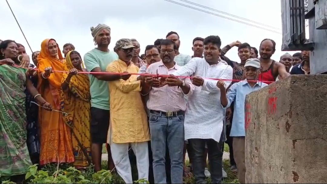 5 दिनों के अंधेरे के बाद करमा गांव में जली रोशनी, 100 kVA के नए ट्रांसफार्मर का हुआ उद्घाटन