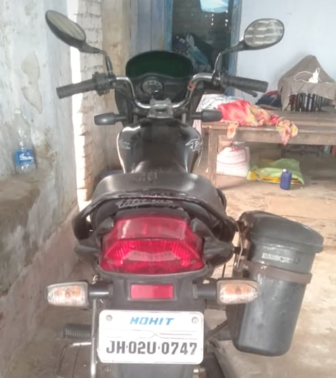चतरा मोड़ के समीप दुकान के बाहर से बाइक ले उड़े चोर
