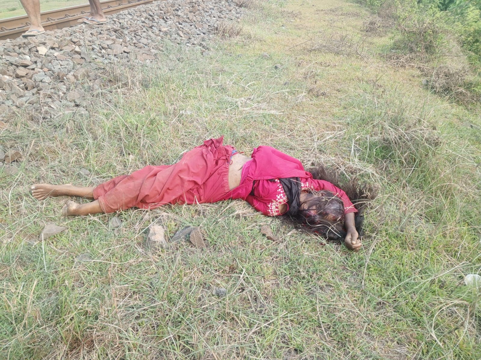 रेलवे ट्रैक के समीप अज्ञात युवती का शव बरामद, जांच में जुटी पुलिस