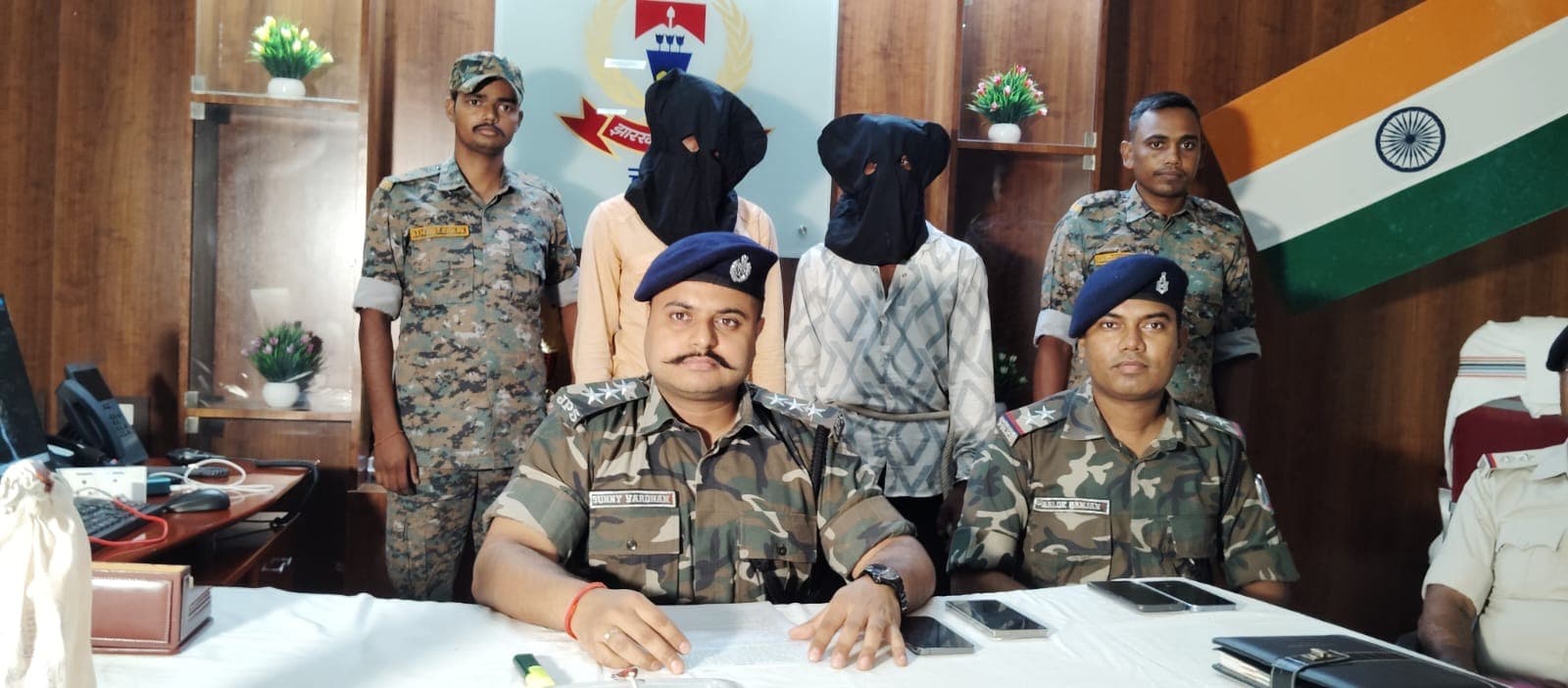 चतरा में माओवादी साजिश पर पुलिस का प्रहार, हथियार-पेट्रोल के साथ दो आरोपी गिरफ्तार