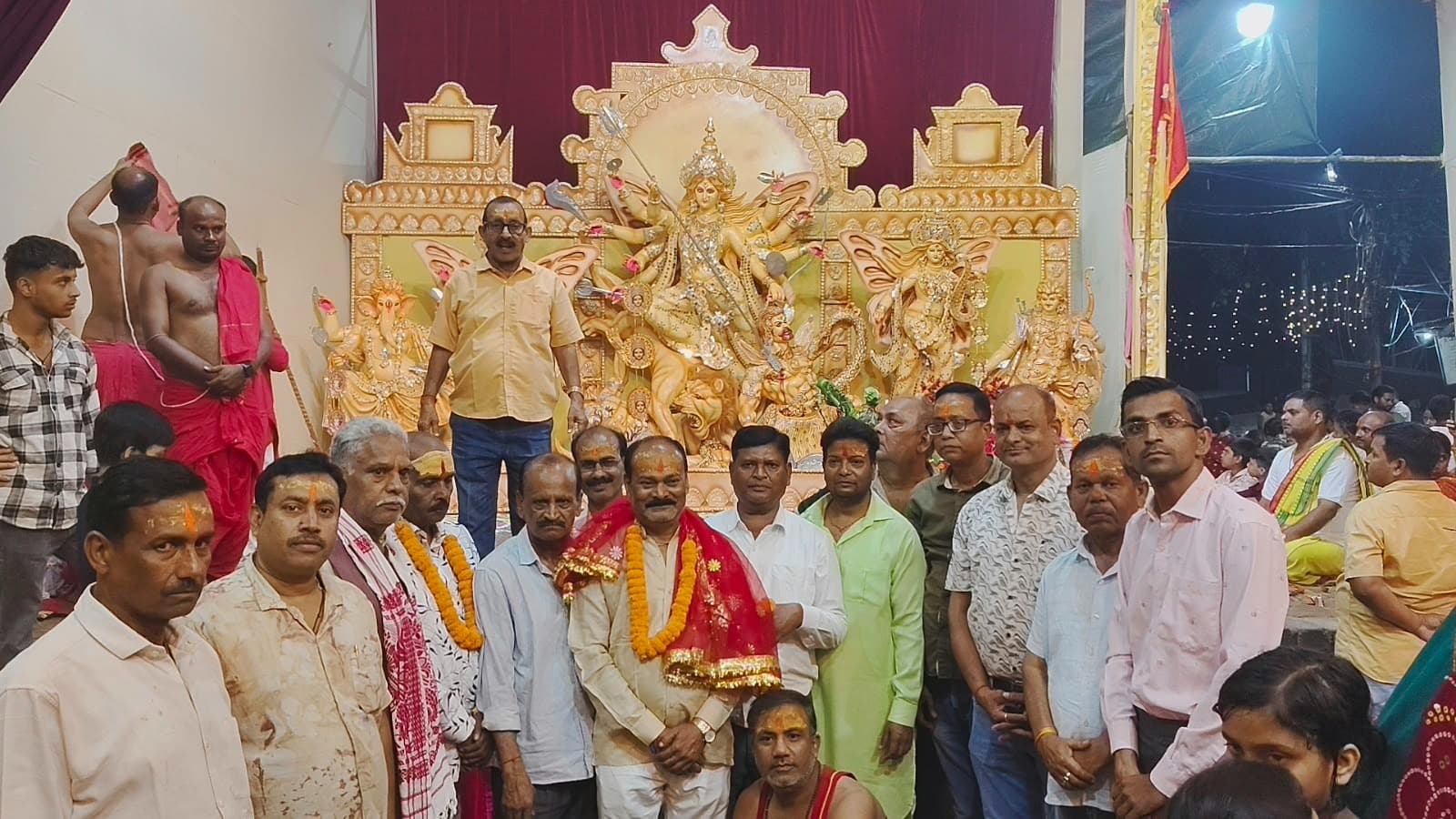 हजारीबाग में भव्य दुर्गा पूजा पंडाल का उद्घाटन, श्रद्धालुओं का उमड़ा सैलाब