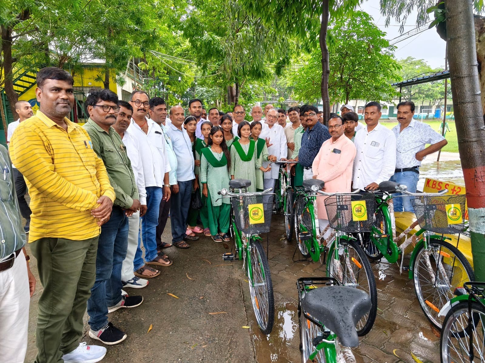केबीएसएस +2 विद्यालय में छात्र-छात्राओं के बीच निःशुल्क साइकिलों का वितरण