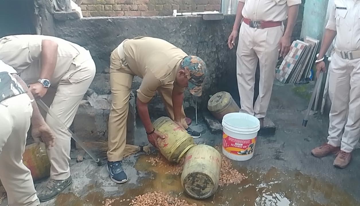 बेंगाबाद में अवैध शराब की भट्ठियों पर छापेमारी, 400 लीटर महुआ शराब जब्त