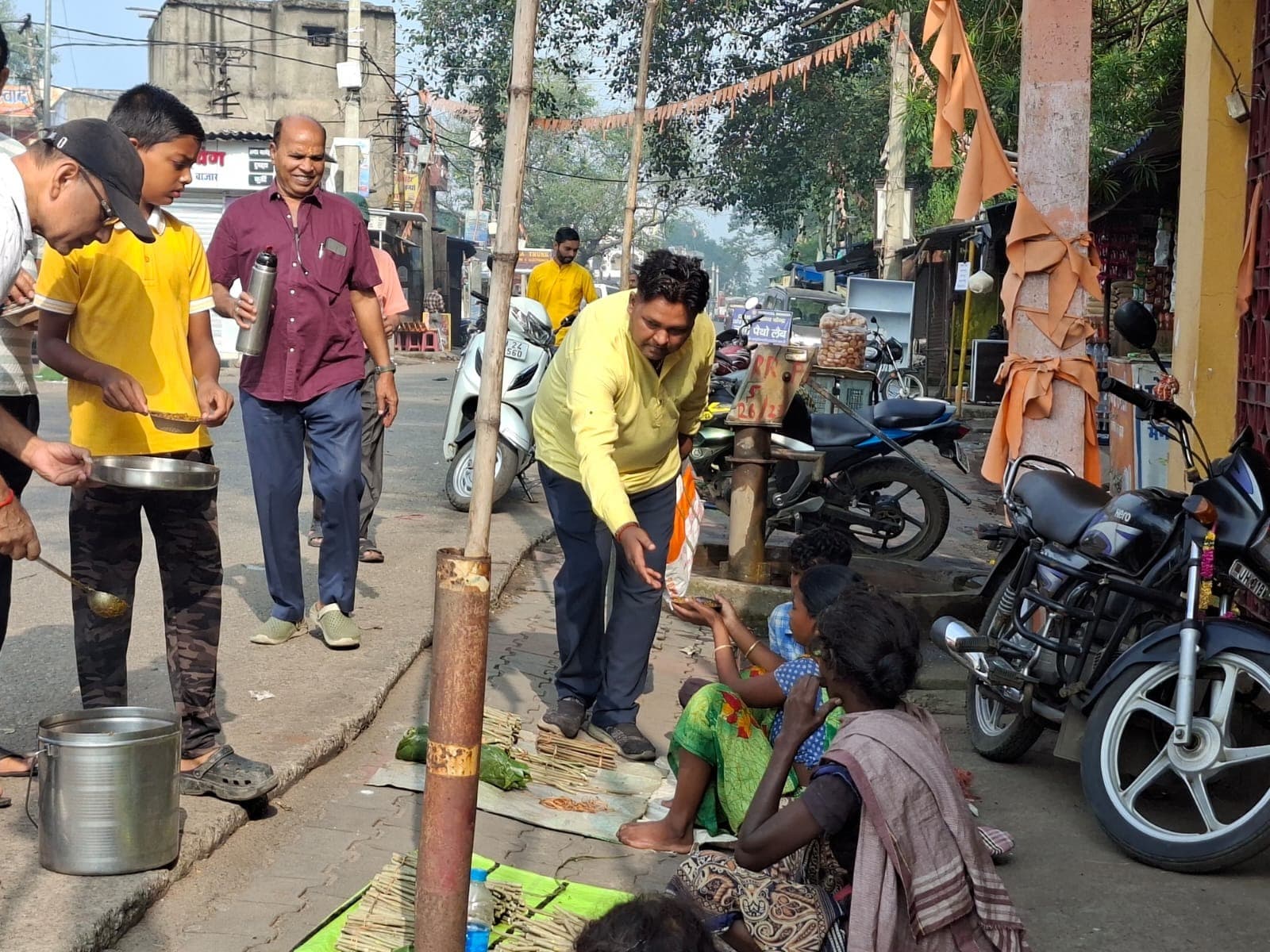 हर रविवार जरूरतमंदों की सेवा करना संघ का मुख्य उद्देश्य : मनोज राम एवं पप्पू सिंह