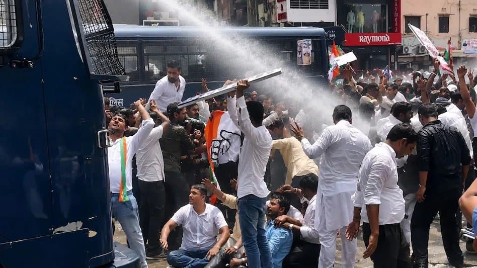जयपुर में कांग्रेस की ‘हिसाब मांगो’ रैली पर बवाल, वाटर कैनन चला तो धरने पर बैठे कांग्रेसी